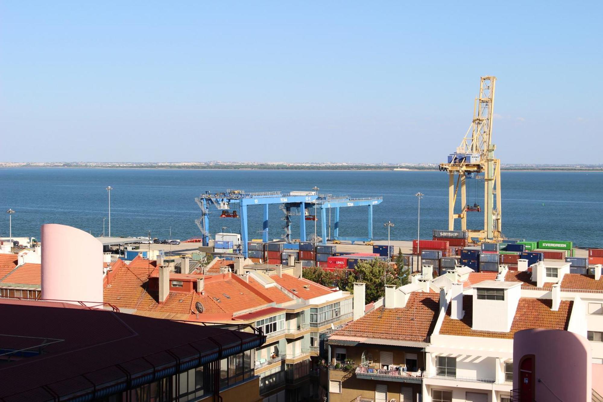 Privat bolig Modern With River Views, Sunrise & Friendly Cats Lisboa